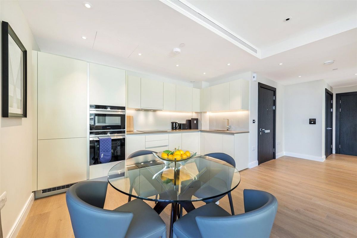 Chelsea Bridge Vista - Luxury Two Bedroom Apartment thumbnail 5