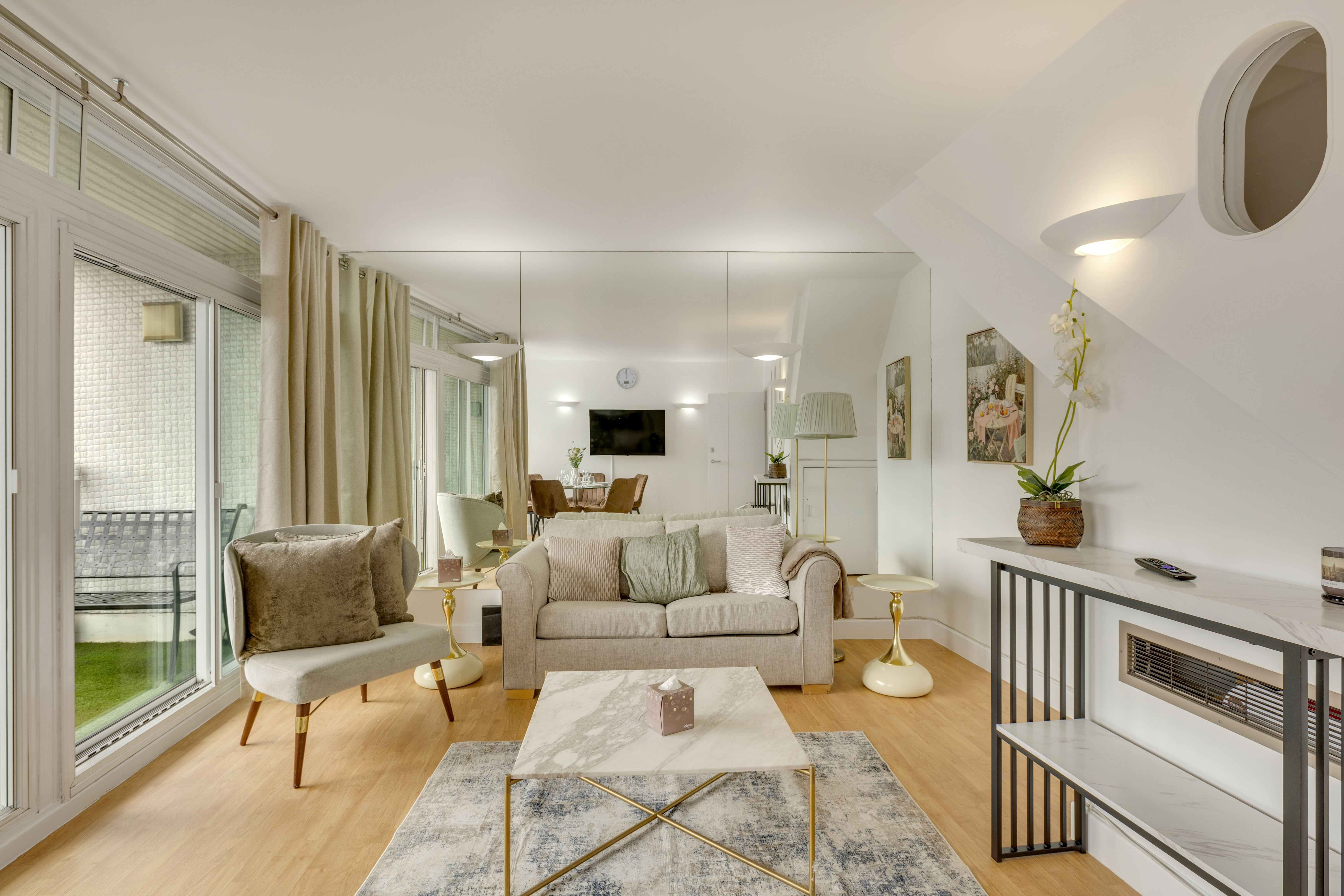 Centre Point House – Luxury Two Bedroom Duplex thumbnail 3