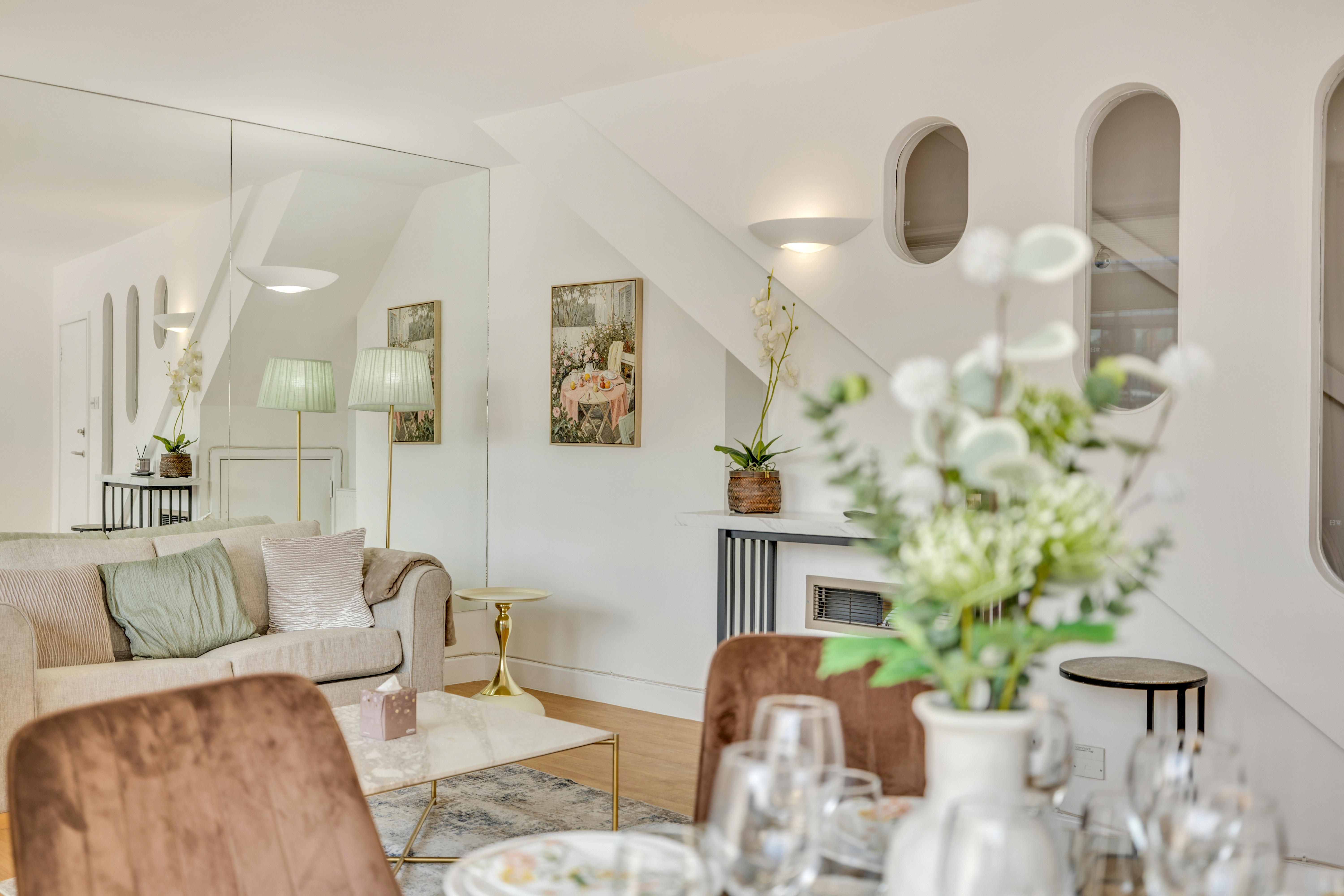 Centre Point House – Luxury Two Bedroom Duplex thumbnail 5
