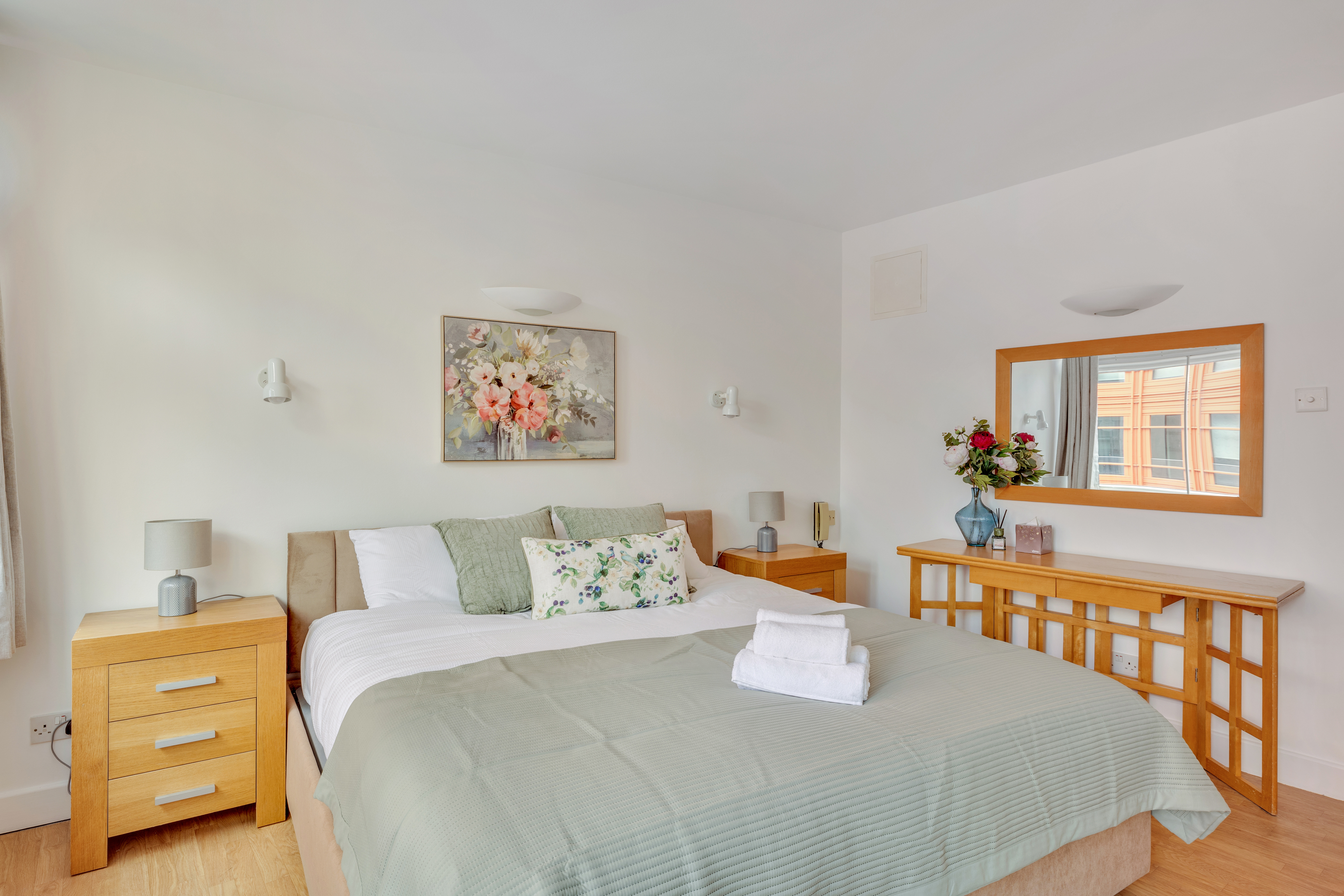 Centre Point House – Luxury Two Bedroom Duplex thumbnail 12