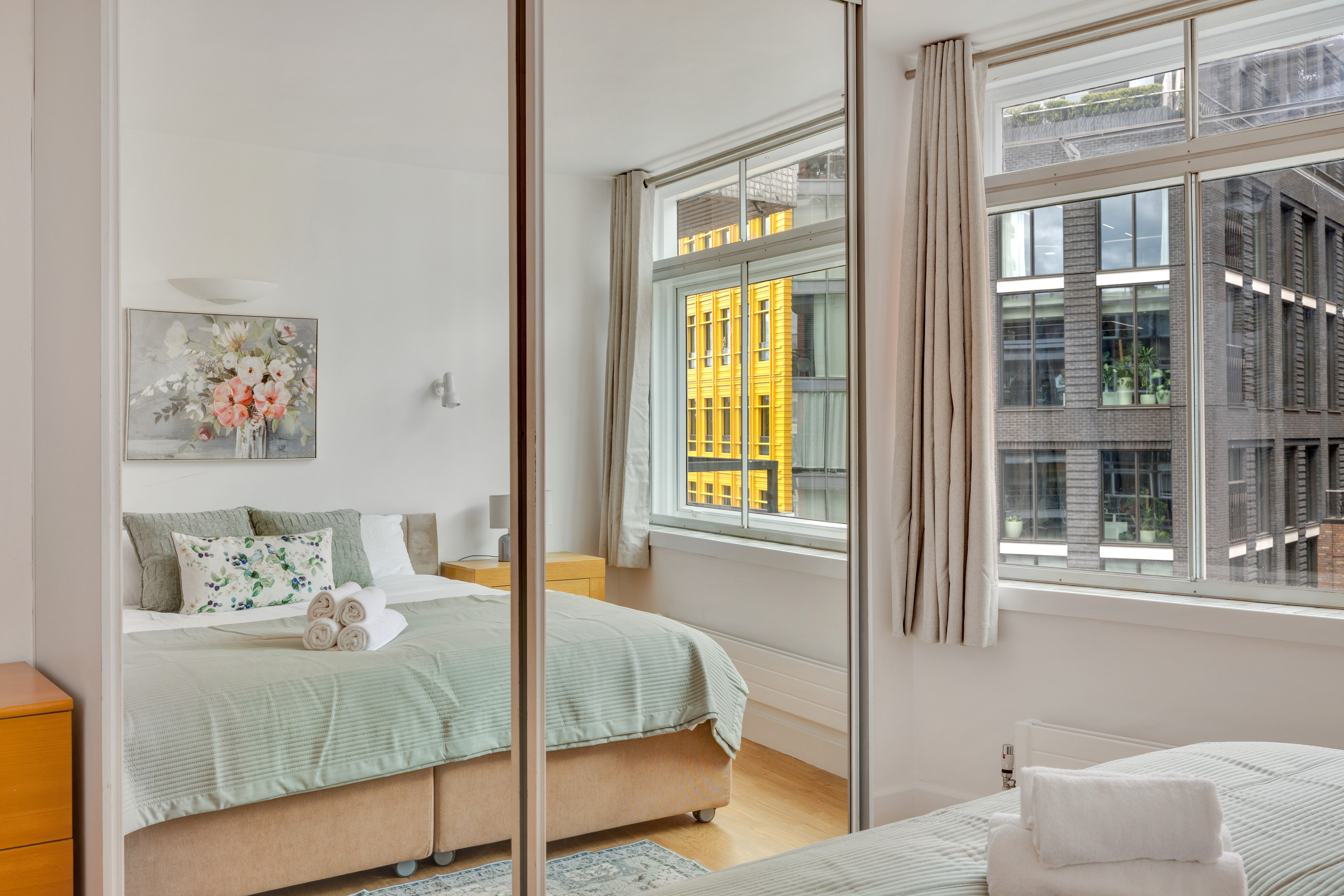 Centre Point House – Luxury Two Bedroom Duplex thumbnail 13