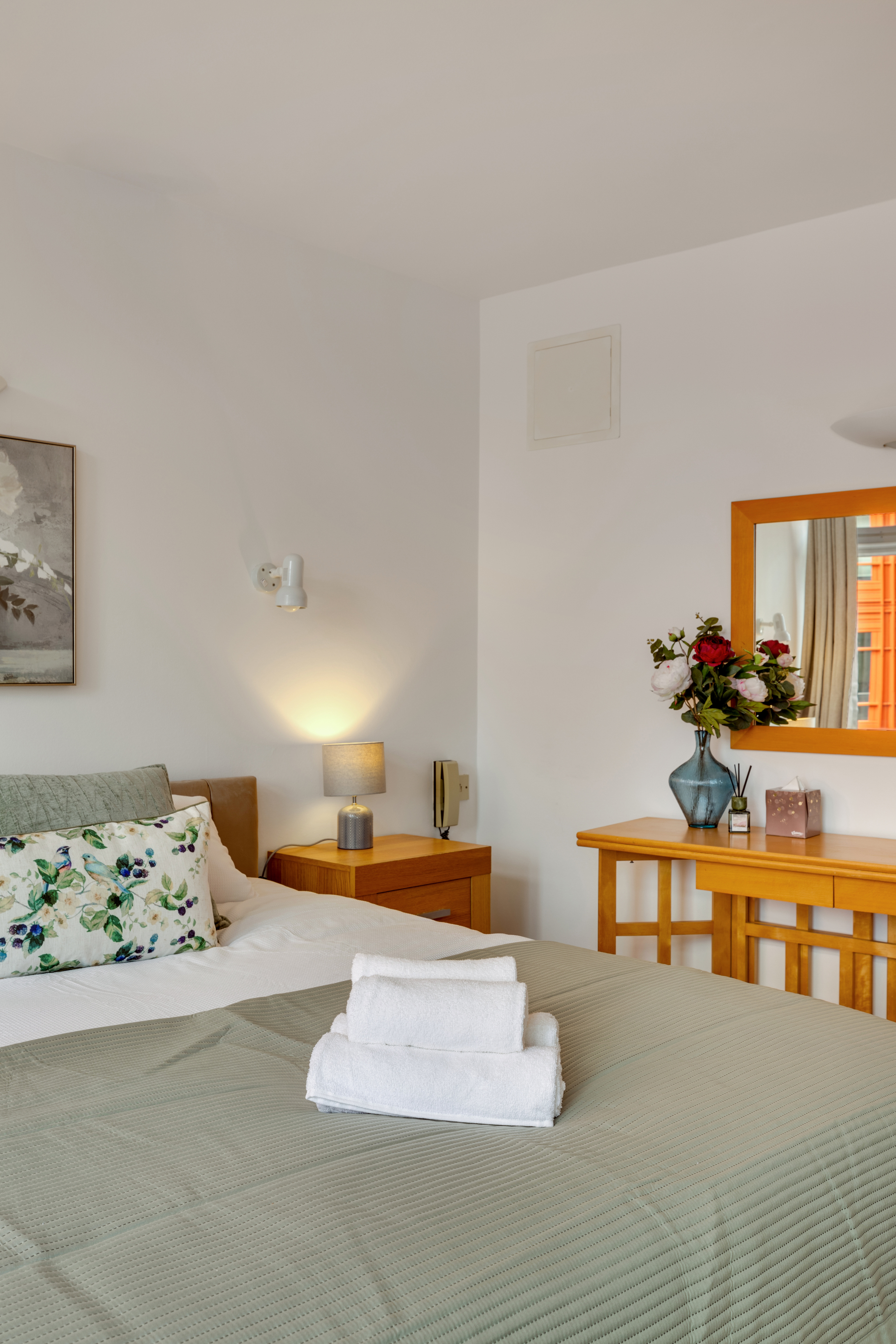 Centre Point House – Luxury Two Bedroom Duplex thumbnail 14