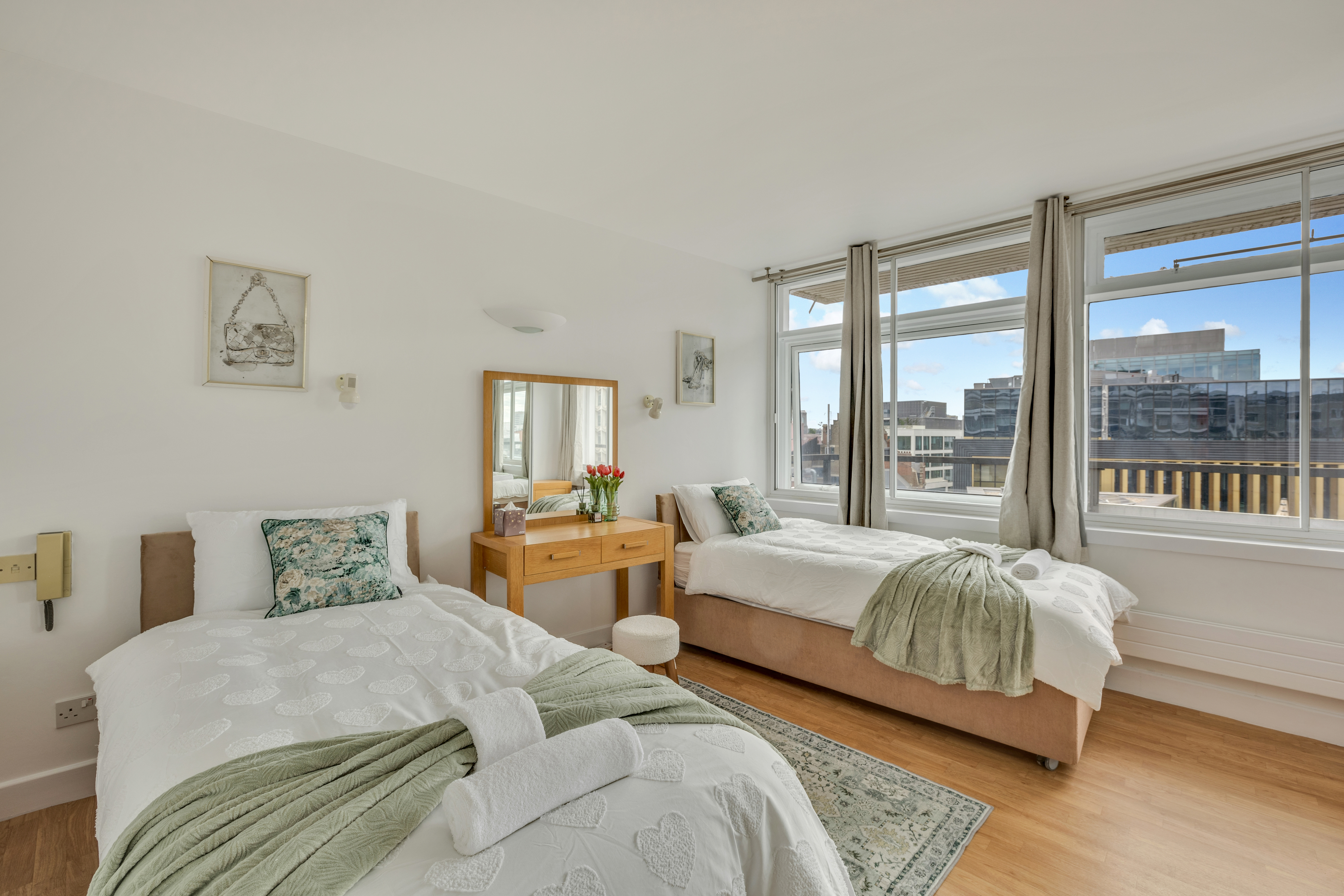 Centre Point House – Luxury Two Bedroom Duplex thumbnail 15
