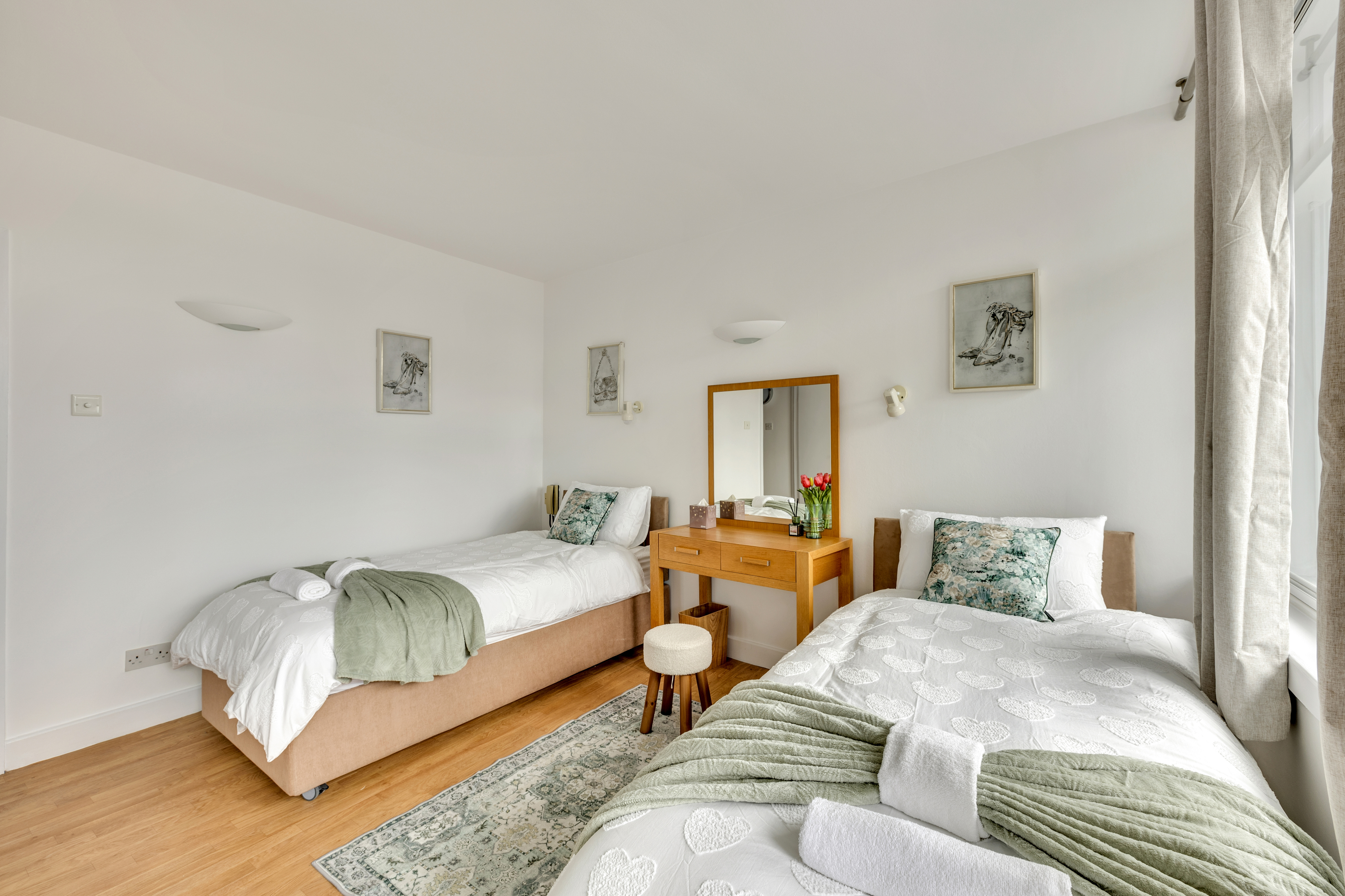 Centre Point House – Luxury Two Bedroom Duplex thumbnail 16