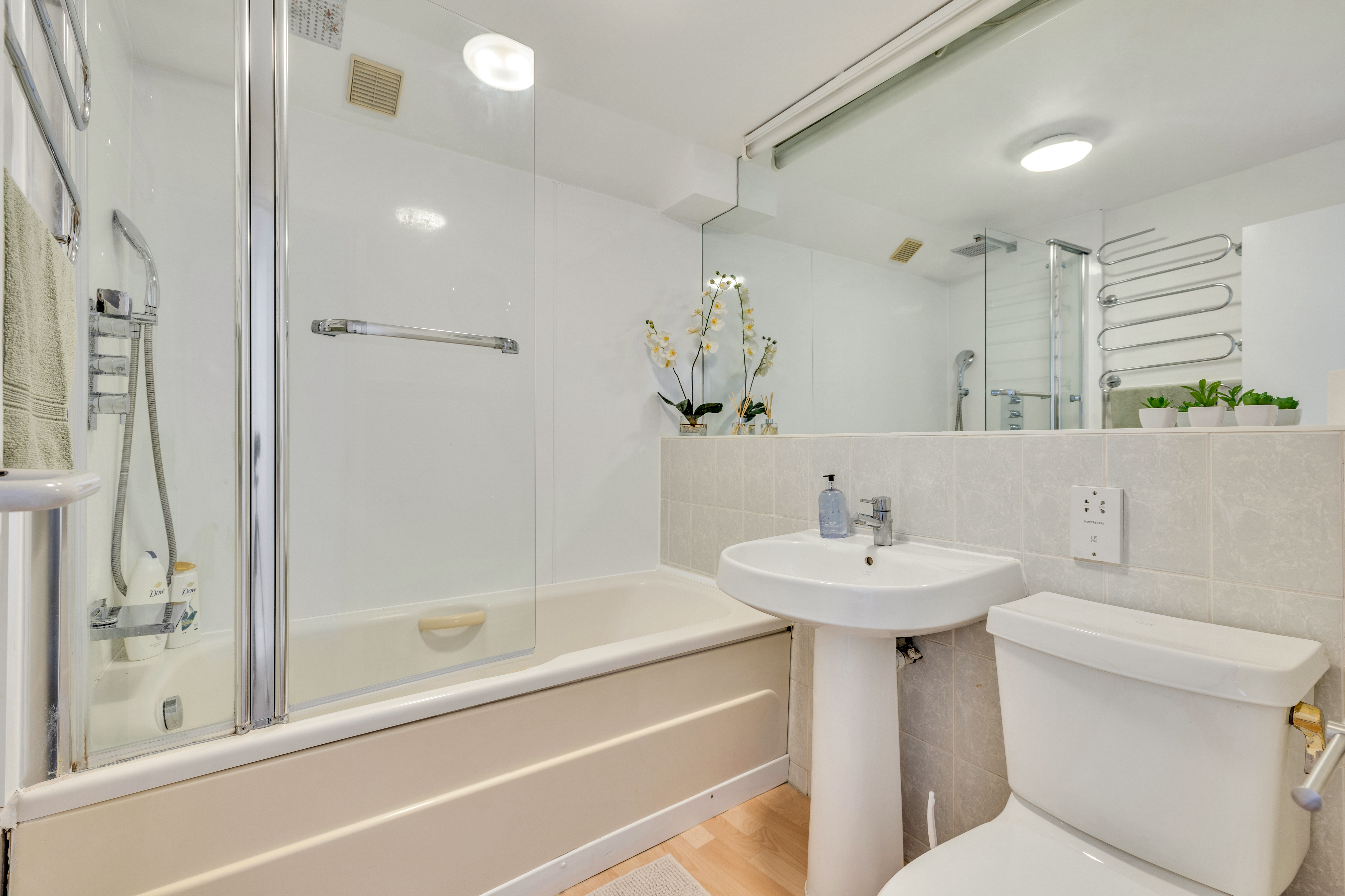 Centre Point House – Luxury Two Bedroom Duplex thumbnail 19