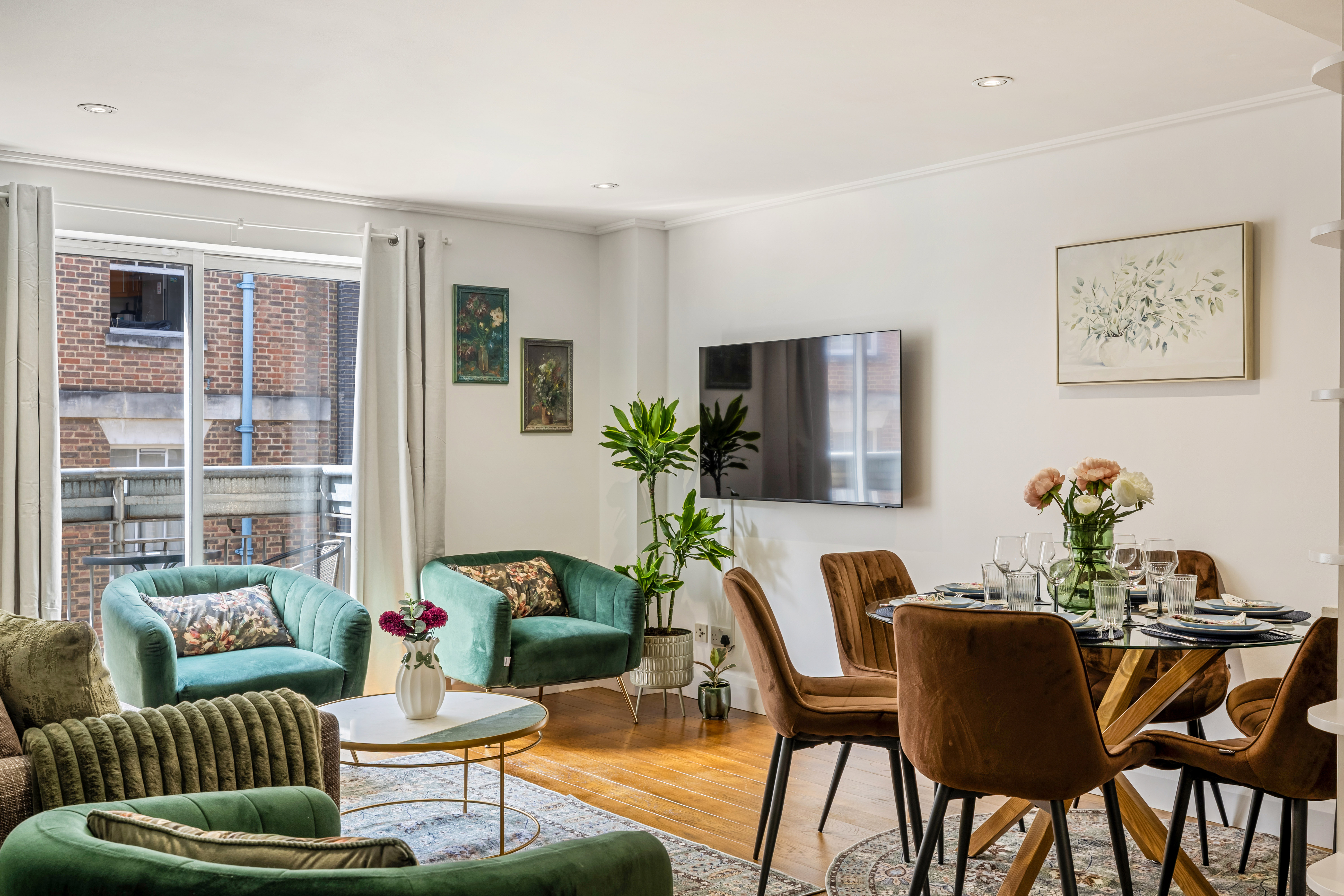 Poland Street – Luxury Two Bedroom Apartment thumbnail 2
