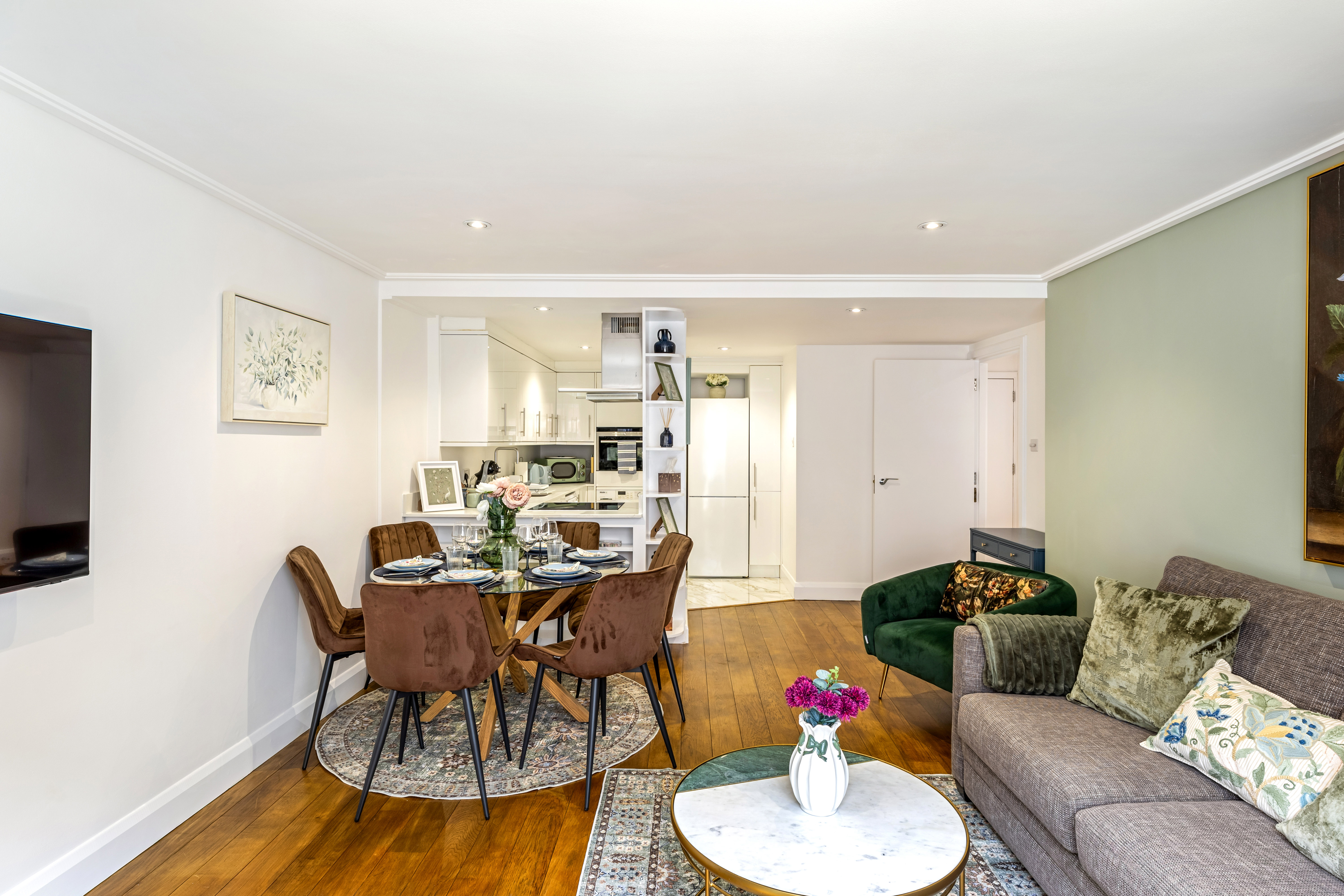 Poland Street – Luxury Two Bedroom Apartment thumbnail 8