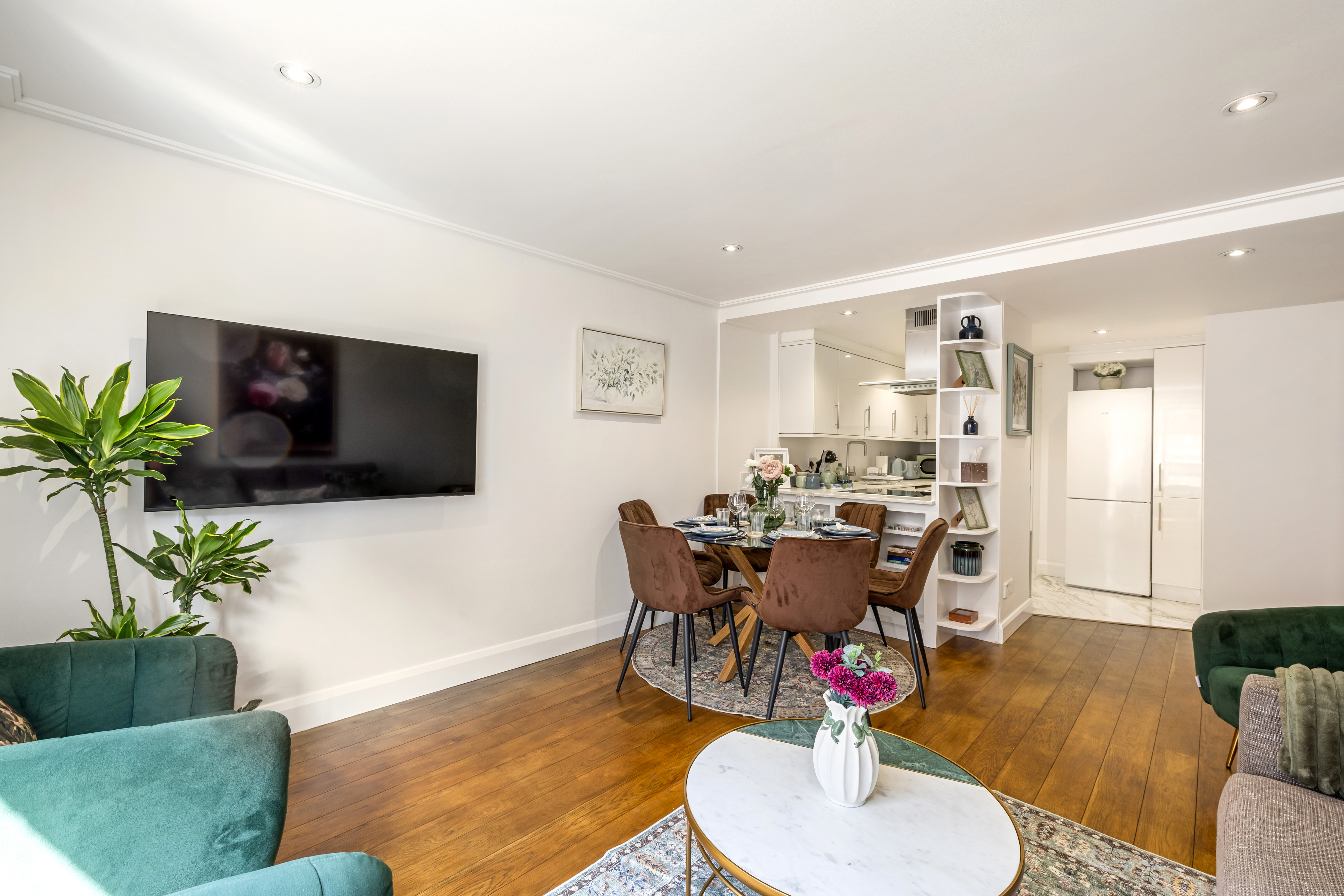 Poland Street – Luxury Two Bedroom Apartment thumbnail 7