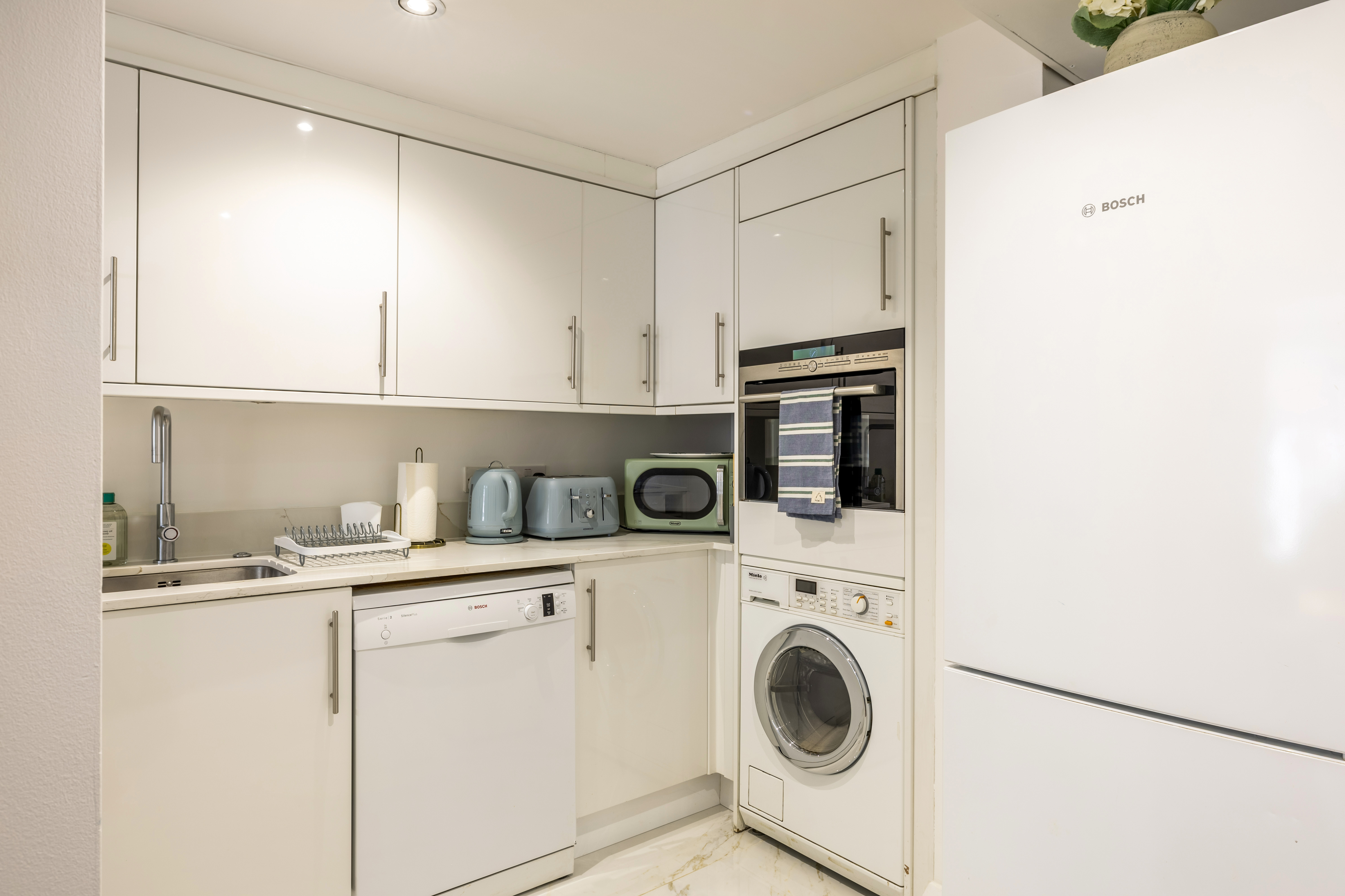 Poland Street – Luxury Two Bedroom Apartment thumbnail 20
