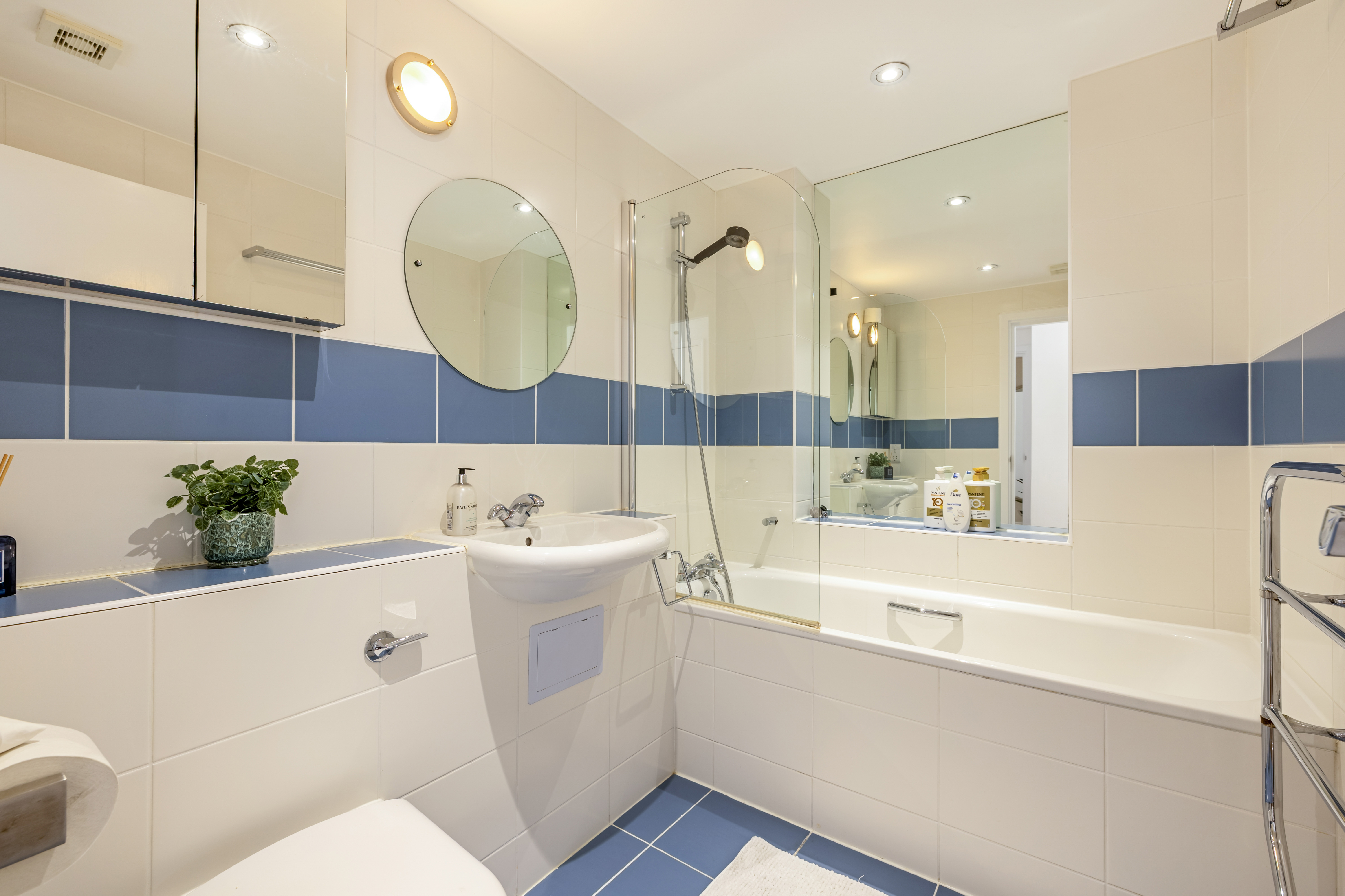 Poland Street – Luxury Two Bedroom Apartment thumbnail 22