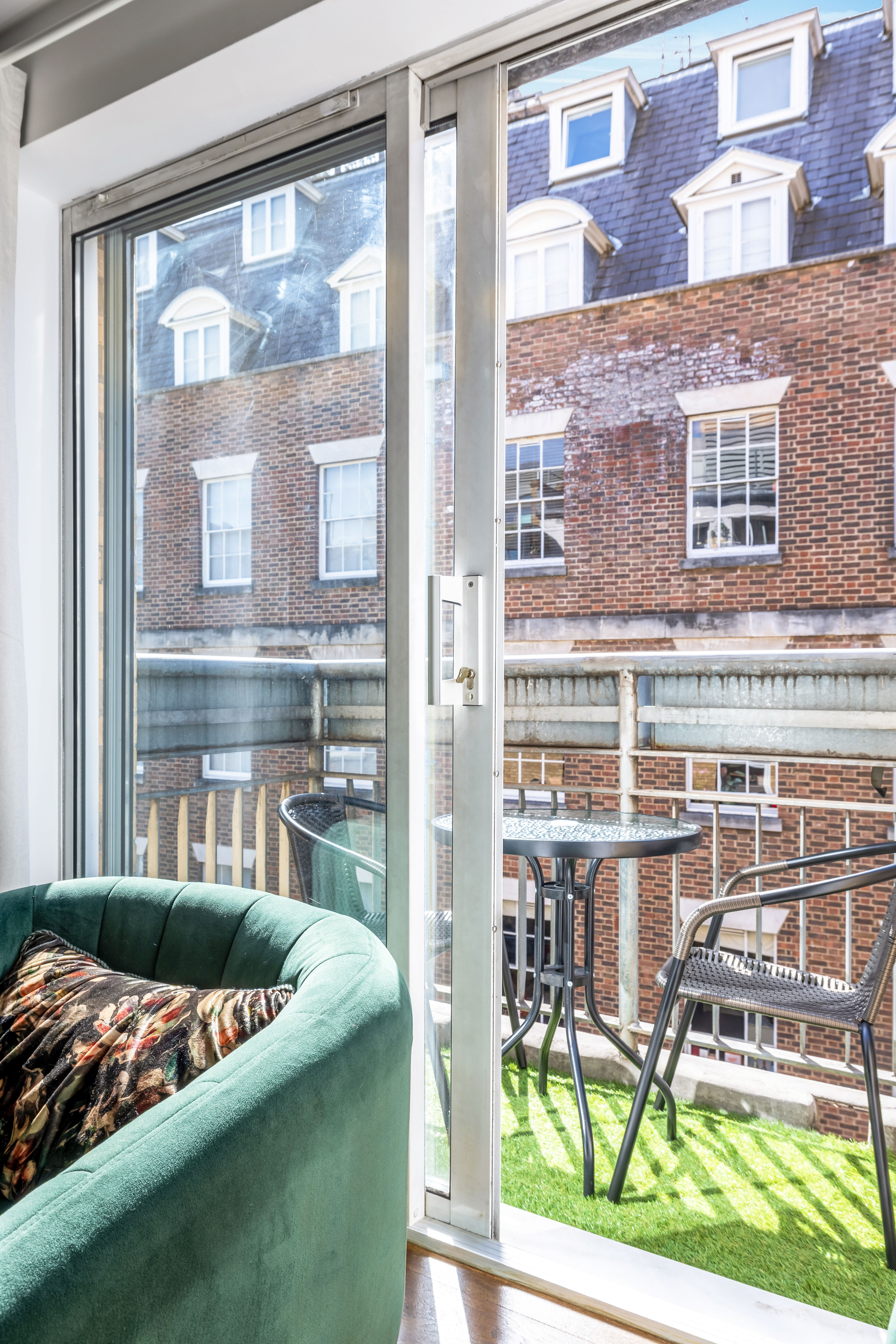 Poland Street – Luxury Two Bedroom Apartment thumbnail 10